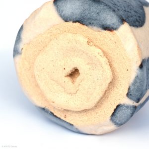 HAYASHI Yuka KINTEI Sense Galerie Shino Keramik Japan Mino Sakekeramik Sake Becher Guinomie Craquelé Feldspat Glasur Grau und Weiß Detail Fuß