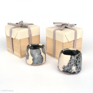 HAYASHI Yuka KINTEI Sense Galerie Shino Keramik Japan Mino Sakekeramik Sake Becher Guinomie Craquelé Feldspat Glasur Grau und Weiß Zwei Schalen mit Kiste