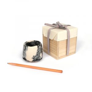 HAYASHI Yuka KINTEI Sense Galerie Shino Keramik Japan Mino Sakekeramik Sakeschale Guinomi Craquelé Feldspat Glasur Grau und Weiß Maßstab