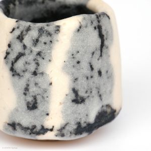 HAYASHI Yuka KINTEI Sense Galerie Shino Keramik Japan Mino Sakekeramik Sakeschale Guinomi Craquelé Feldspat Glasur Grau und Weiß Seite Detail