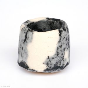 HAYASHI Yuka KINTEI Sense Galerie Shino Keramik Japan Mino Sakekeramik Sakeschale Guinomi Craquelé Feldspat Glasur Grau und Weiß Vordere Ansicht