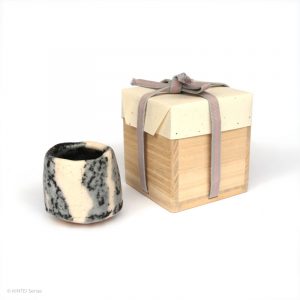 HAYASHI Yuka KINTEI Sense Galerie Shino Keramik Japan Mino Sakekeramik Sakeschale Guinomi Craquelé Feldspat Glasur Grau und Weiß Mit signierter Paulownia Holzkiste