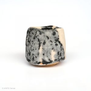 HAYASHI Yuka KINTEI Sense Galerie Shino Keramik Japan Mino Sakekeramik Sakeschale Guinomi Craquelé Feldspat Glasur Grau und Weiß Anischt von honten