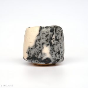 HAYASHI Yuka KINTEI Sense Galerie Shino Keramik Japan Mino Sakekeramik Sakeschale Guinomi Craquelé Feldspat Glasur Grau und Weiß Anischt von Seite