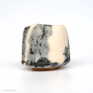HAYASHI Yuka KINTEI Sense Galerie Shino Keramik Japan Mino Sakekeramik Sakeschale Guinomi Craquelé Feldspat Glasur Grau und Weiß Anischt von unten