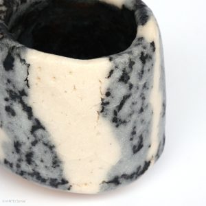 HAYASHI Yuka KINTEI Sense Galerie Shino Keramik Japan Mino Sakekeramik Sakeschale Guinomi Craquelé Feldspat Glasur Grau und Weiß Anischt oben seite