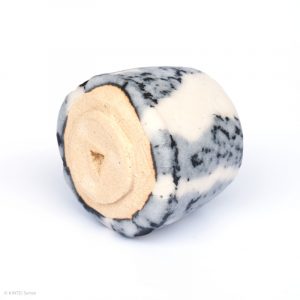 HAYASHI Yuka KINTEI Sense Galerie Shino Keramik Japan Mino Sakekeramik Sakeschale Guinomi Craquelé Feldspat Glasur Grau und Weiß Fuß