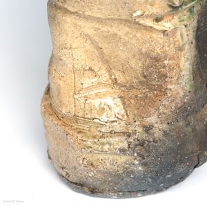 Tanimoto Takashi Mita Gama Iga Japan KINTEI Sense Keramik Kunst Handwerkskunst Kunsthandwerk Teekeramik Teezeremonie Holzbrand Anagama Iga Hanaire mit Ohren Ikebana Vase Tokoma Detail Signatur