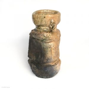 Tanimoto Takashi Mita Gama Iga Japan KINTEI Sense Keramik Kunst Handwerkskunst Kunsthandwerk Teekeramik Teezeremonie Holzbrand Anagama Iga Hanaire mit Ohren Ikebana Vase Tokoma Vase Profil rechts
