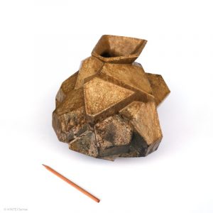 KINTEI Sense TAO Akira, Shigaraki, Japan Sitting Objet, Objekt, Vase, Skulptur Holzbrand, Ascheanflug, geometrische Form Maßstab