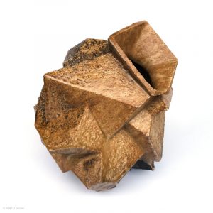 KINTEI Sense TAO Akira, Shigaraki, Japan Sitting Objet, Objekt, Vase, Skulptur Holzbrand, Ascheanflug, geometrische Form Vordere Seite Links