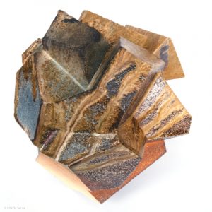 KINTEI Sense TAO Akira, Shigaraki, Japan Sitting Objet, Objekt, Vase, Skulptur Holzbrand, Ascheanflug, geometrische Form Ascheanflug und Koge