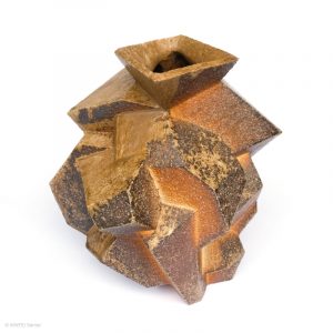 KINTEI Sense TAO Akira, Shigaraki, Japan Sitting Objet, Objekt, Vase, Skulptur Holzbrand, Ascheanflug, geometrische Form Profil seite