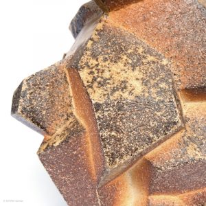 KINTEI Sense TAO Akira, Shigaraki, Japan Sitting Objet, Objekt, Vase, Skulptur Holzbrand, Ascheanflug, geometrische Form Detail Cube