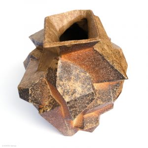 KINTEI Sense TAO Akira, Shigaraki, Japan Sitting Objet, Objekt, Vase, Skulptur Holzbrand, Ascheanflug, geometrische Form Ansicht Oben vorne