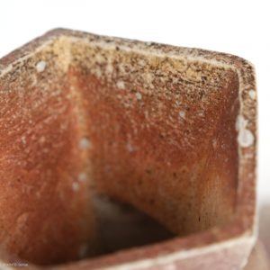 KINTEI Sense Tao Akira Shigaraki Keramik Japan Holzbrand Skulptur Objekt Vase Geometrische Formen Abstrakte Kunst Stretching Detail Mund