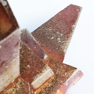 KINTEI Sense Tao Akira Shigaraki Keramik Japan Holzbrand Skulptur Objekt Vase Geometrische Formen Abstrakte Kunst Stretching Detail Seite