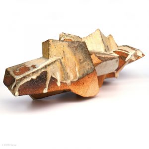 KINTEI Sense TAO Akira Walking on a Ridge Shigaraki Keramik Japan Skulptur Objekt Vase Holzbrand Ascheglasur Sicht von unterer Seite Gesamtbild