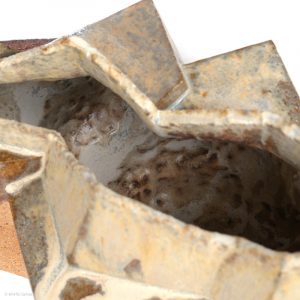 KINTEI Sense TAO Akira Walking on a Ridge Shigaraki Keramik Japan Skulptur Objekt Vase Holzbrand Ascheglasur Sicht von Innen