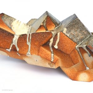 KINTEI Sense TAO Akira Walking on a Ridge Shigaraki Keramik Japan Skulptur Objekt Vase Holzbrand Ascheglasur Boden