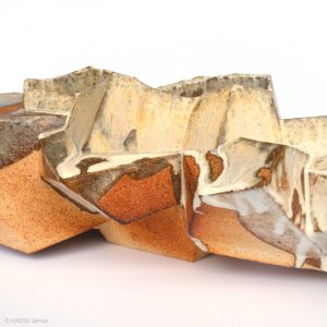 KINTEI Sense TAO Akira Walking on a Ridge Shigaraki Keramik Japan Skulptur Objekt Vase Holzbrand Ascheglasur Profil Mitte Glasurdetail
