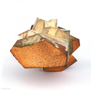 KINTEI Sense TAO Akira Walking on a Ridge Shigaraki Keramik Japan Skulptur Objekt Vase Holzbrand Ascheglasur Profil vorne detail