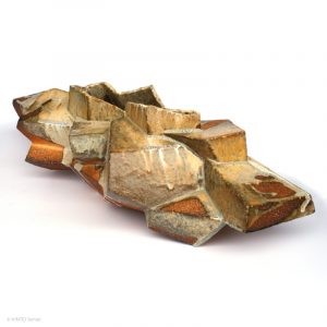 KINTEI Sense TAO Akira Walking on a Ridge Shigaraki Keramik Japan Skulptur Objekt Vase Holzbrand Ascheglasur Sicht von Seite rechts