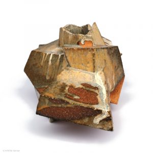 KINTEI Sense TAO Akira Walking on a Ridge Shigaraki Keramik Japan Skulptur Objekt Vase Holzbrand Ascheglasur Frontal Profil