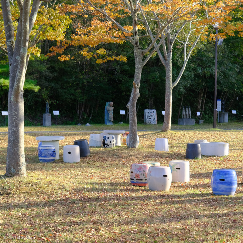KINTEI Sense Keramik Galerie Shigaraki Keramik Ceramik Cultural Park im Sonnenuntergang mit Keramikhocker