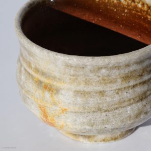 KINTEI Sense MANPU GAMA, Japan, Keramik, Zao-Yaki, Noborigama, Yakishime, Sake Schale, Ascheanflug Seitenansicht rechts mit Ascheexplosion Detail