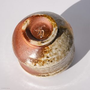 KINTEI Sense MANPU GAMA, Japan, Keramik, Zao-Yaki, Noborigama, Yakishime, Sake Schale, Ascheanflug, Bodenansicht mit Manpu Signatur