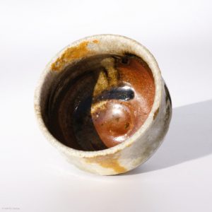KINTEI Sense MANPU GAMA, Japan, Keramik, Zao-Yaki, Noborigama, Yakishime, Kintsugi, Sake Schale, Ascheanflug - Innenansicht mit Ascheglasur
