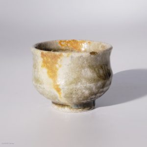 KINTEI Sense MANPU GAMA, Japan, Keramik, Zao-Yaki, Noborigama, Yakishime, Kintsugi, Sake Schale, Ascheanflug - vordere Seite mit Ascheanflug und Kintsugi