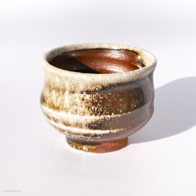 KINTEI Sense MANPU GAMA, Japan, Keramik, Zao-Yaki, Noborigama, Yakishime, Kintsugi, Sake Schale, Ascheanflug - hintere Seite links