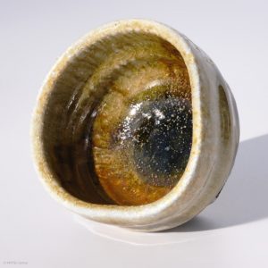 KINTEI Sense MANPU GAMA, Japan, Keramik, Zao-Yaki, Noborigama, Yakishime, Kintsugi, Sake Schale, freie Form, Ascheanflug, Kintsugi - Innenansicht