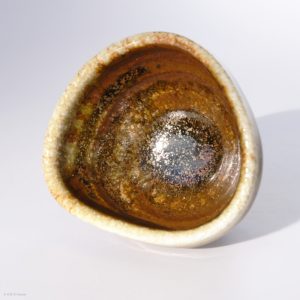 KINTEI Sense MANPU GAMA, Japan, Keramik, Zao-Yaki, Noborigama, Yakishime, Kintsugi, Sake Schale, Dreieckig, Ascheanflug, Kintsugi - Innenansicht
