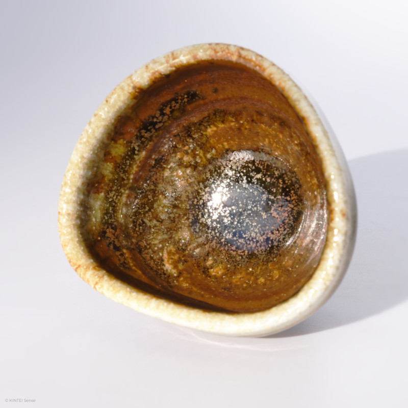 KINTEI Sense MANPU GAMA, Japan, Keramik, Zao-Yaki, Noborigama, Yakishime, Kintsugi, Sake Schale, Dreieckig, Ascheanflug, Kintsugi - Innenansicht