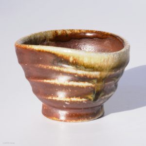 KINTEI Sense MANPU GAMA, Japan, Keramik, Zao-Yaki, Noborigama, Yakishime, Kintsugi, Sake Schale, Dreieckig, Ascheanflug, Kintsugi - Profil hinten links