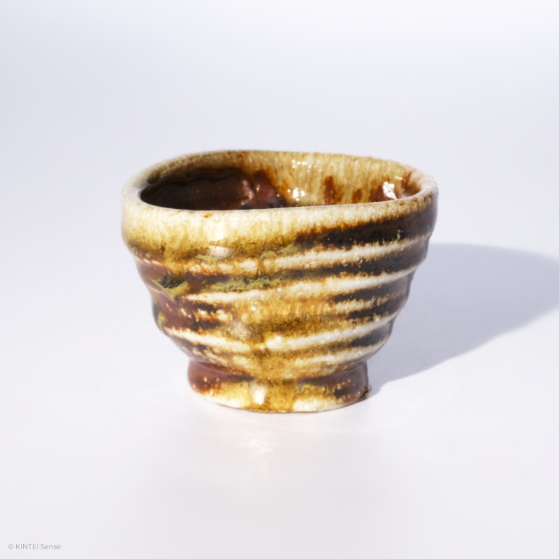 KINTEI Sense MANPU GAMA, Japan, Keramik, Zao-Yaki, Noborigama, Yakishime, Kintsugi, Sake Schale, Dreieckig, Ascheanflug, Kintsugi - Profil vorne mit Glasur