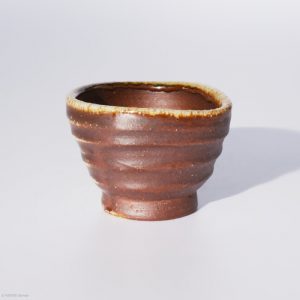 KINTEI Sense MANPU GAMA, Japan, Keramik, Zao-Yaki, Noborigama, Yakishime, Kintsugi, Sake Schale, Dreieckig, Ascheanflug, Kintsugi - Profil hinten