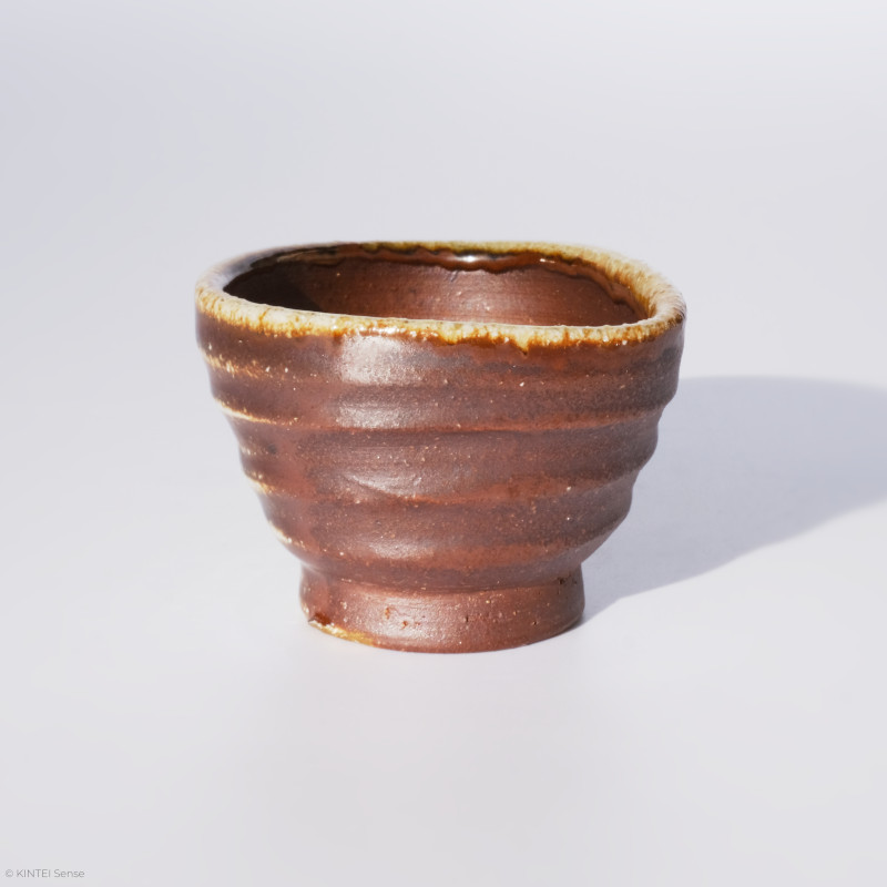 KINTEI Sense MANPU GAMA, Japan, Keramik, Zao-Yaki, Noborigama, Yakishime, Kintsugi, Sake Schale, Dreieckig, Ascheanflug, Kintsugi - Profil hinten
