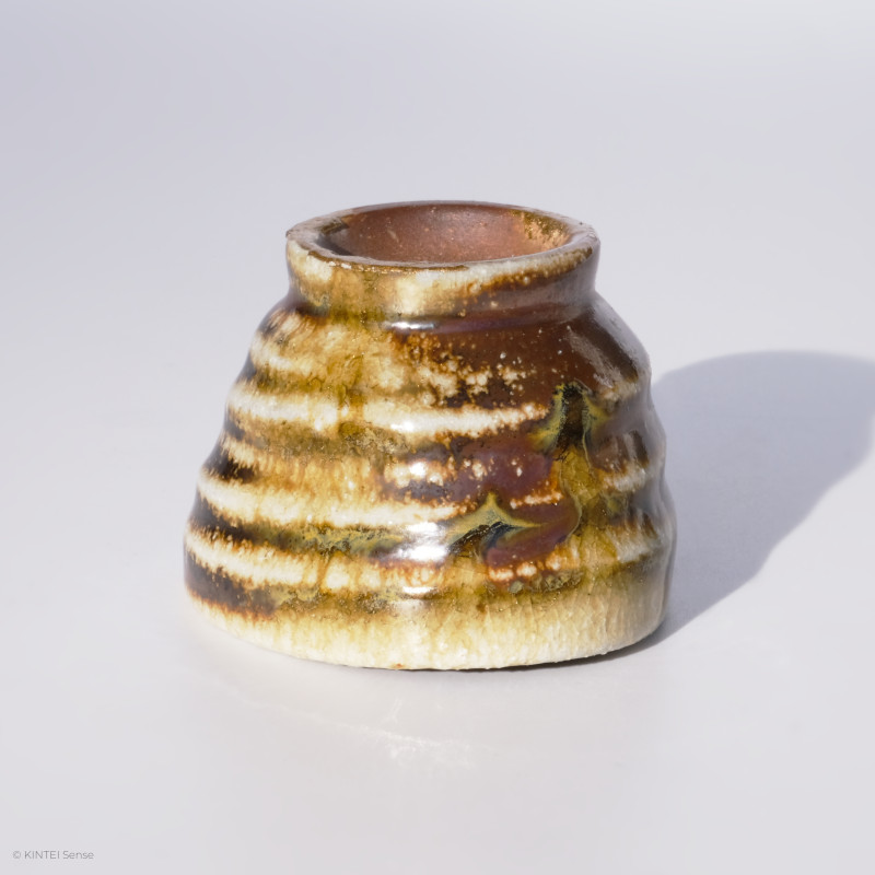 KINTEI Sense MANPU GAMA, Japan, Keramik, Zao-Yaki, Noborigama, Yakishime, Kintsugi, Sake Schale, Dreieckig, Ascheanflug, Kintsugi - Profil upside down