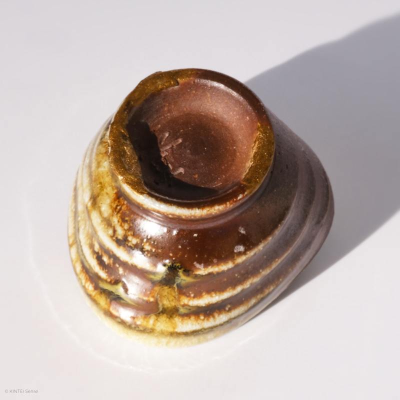 KINTEI Sense MANPU GAMA, Japan, Keramik, Zao-Yaki, Noborigama, Yakishime, Kintsugi, Sake Schale, Dreieckig, Ascheanflug, Kintsugi - Bodenansicht von oben