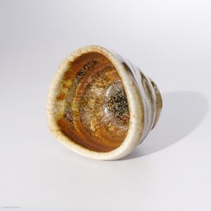 KINTEI Sense MANPU GAMA, Japan, Keramik, Zao-Yaki, Noborigama, Yakishime, Kintsugi, Sake Schale, Dreieckig, Ascheanflug, Kintsugi - Innenansicht liegend