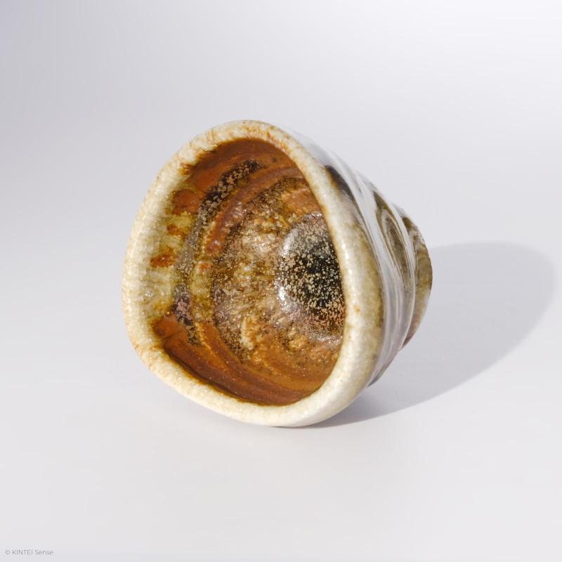 KINTEI Sense MANPU GAMA, Japan, Keramik, Zao-Yaki, Noborigama, Yakishime, Kintsugi, Sake Schale, Dreieckig, Ascheanflug, Kintsugi - Innenansicht liegend