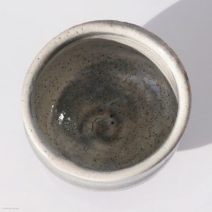 KINTEI Sense MANPU GAMA, Japan, Keramik, Zao-Yaki, Kohiki, Sake Schale, Ansicht von oben
