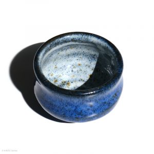 KINTEI Sense MANPU GAMA, Japan, Keramik, Zao-Yaki, Blaue Glasur, Sake Schale, Guinomi, Sicht von oben