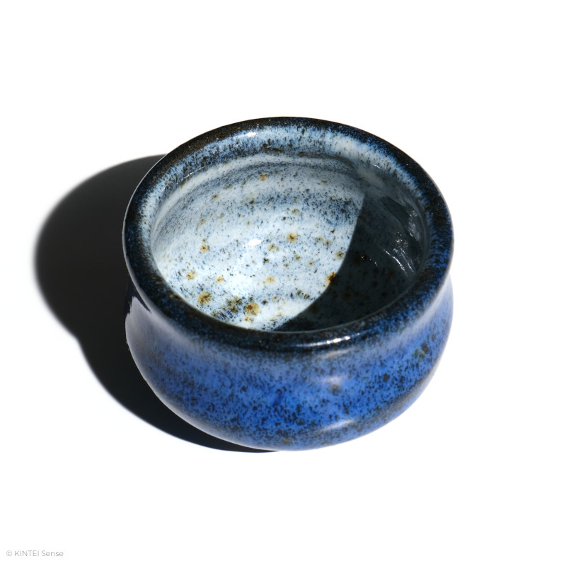 KINTEI Sense MANPU GAMA, Japan, Keramik, Zao-Yaki, Blaue Glasur, Sake Schale, Guinomi, Sicht von oben
