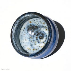 KINTEI Sense MANPU GAMA, Japan, Keramik, Zao-Yaki, Blaue Glasur, Sake Schale, Guinomi, Innenansicht tilted
