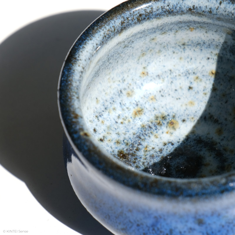 KINTEI Sense MANPU GAMA, Japan, Keramik, Zao-Yaki, Blaue Glasur, Sake Schale, Guinomi, Innenansicht detail